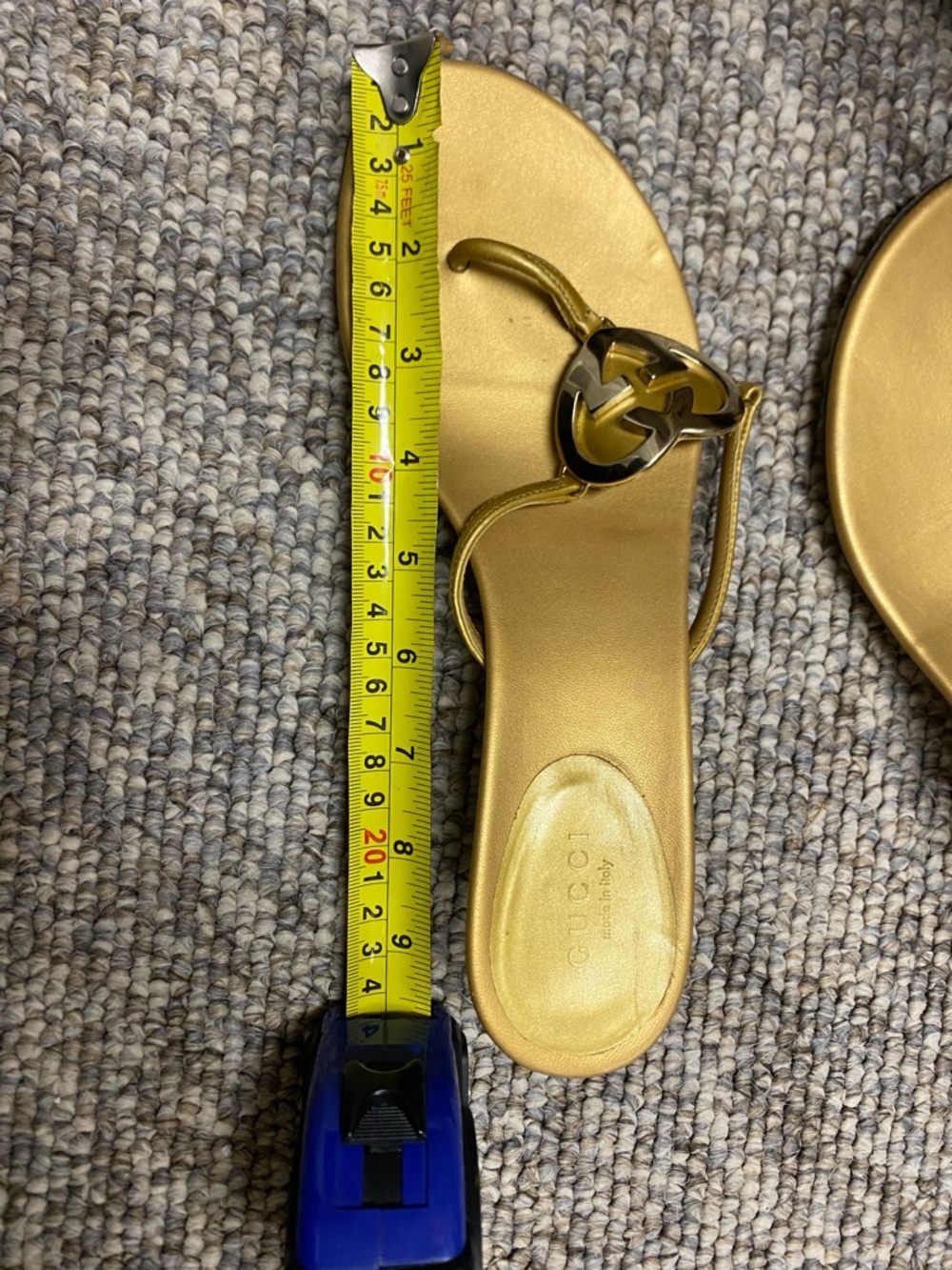 Gucci Heart Interlocking Logo Gold Thong Sandals - Picture 11 of 11